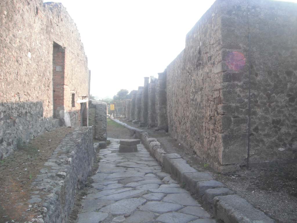 Vicolo dei Soprastanti, May 2011. Looking west between VII.15, on left, and VII.16, on right. Photo courtesy of Ivo van der Graaff.