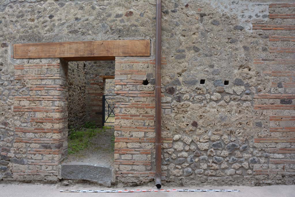 Vicolo del Centenario, west side, Pompeii. May 2017. Lower exterior wall, cont’d, on north side of IX.5.15.
Foto Christian Beck, ERC Grant 681269 DÉCOR.
