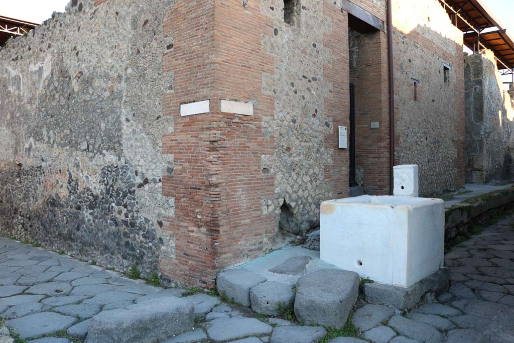 Vicolo del Gigante, (or Vicolo dei Soprastanti), Pompeii, December 2018. 
Looking towards walls at junction with Vicolo del Gallo, on right, - see watercolour by Bazzani, below. Photo courtesy of Aude Durand.
