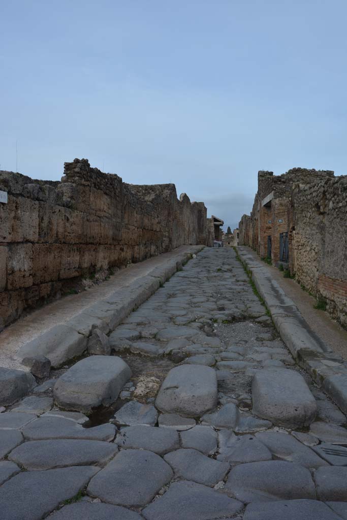 Vicolo del Menandro, Pompeii. March 2018. Looking east between I.4, on left, and I.3, on right.
Foto Tobias Busen, ERC Grant 681269 DCOR.
