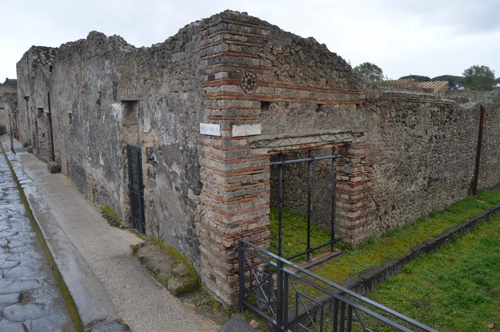 Vicolo del Menandro, south side, Pompeii. March 2018. 
Looking east from I.10.9 on corner junction with Vicolo del Citarista, on right. 
Foto Taylor Lauritsen, ERC Grant 681269 DCOR.
