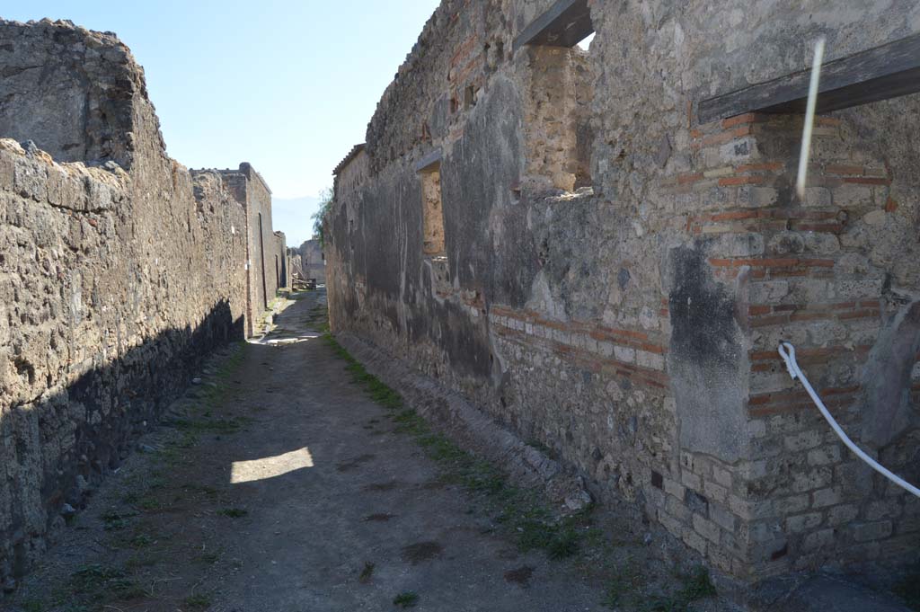 Vicolo della Fullonica between VI.5 and VI.7. October 2017. Looking south from doorway at VI.5.17, on right. 
Foto Taylor Lauritsen, ERC Grant 681269 DÉCOR.
