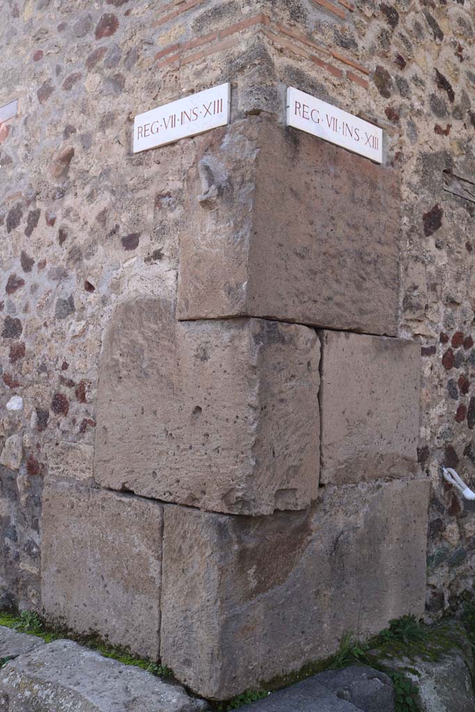 Vicolo della Maschera, west side, on left, Pompeii. December 2018.
Corner junction pilaster in VII.13, with Vicolo degli Scheletri, on right. Photo courtesy of Aude Durand.

