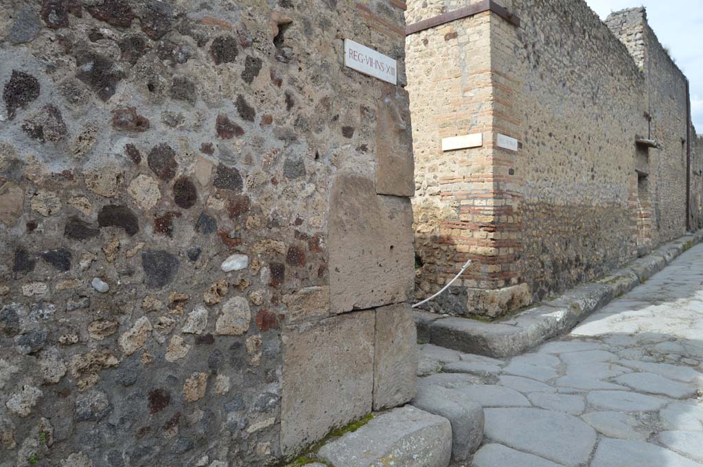 Vicolo della Maschera, west side, Pompeii. March 2018. Looking north towards junction with Vicolo degli Scheletri between VII.13 and VII.10. 
Foto Taylor Lauritsen, ERC Grant 681269 DÉCOR.

