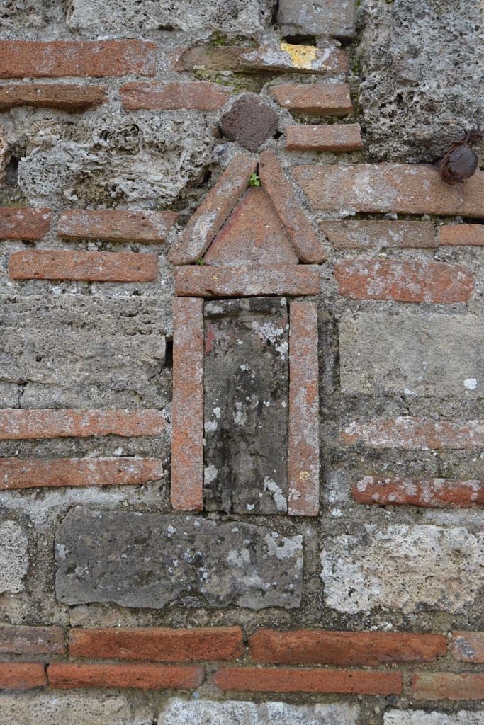 Vicolo di Modesto, west side, Pompeii. March 2018. 
Terracotta plaque with phallus decoration set into brick pilaster between VI.2.25 and VI.2.24.
Foto Taylor Lauritsen, ERC Grant 681269 DÉCOR.
