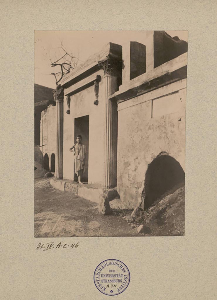 FP3 Pompeii. C.1890. Tomb, far left, shortly after excavation. Photo by Paul Bette.
Collection de l'Institut d'Archéologie classique de Strasbourg (fonds Michaelis) inventory number It.IV.A.c.46.


