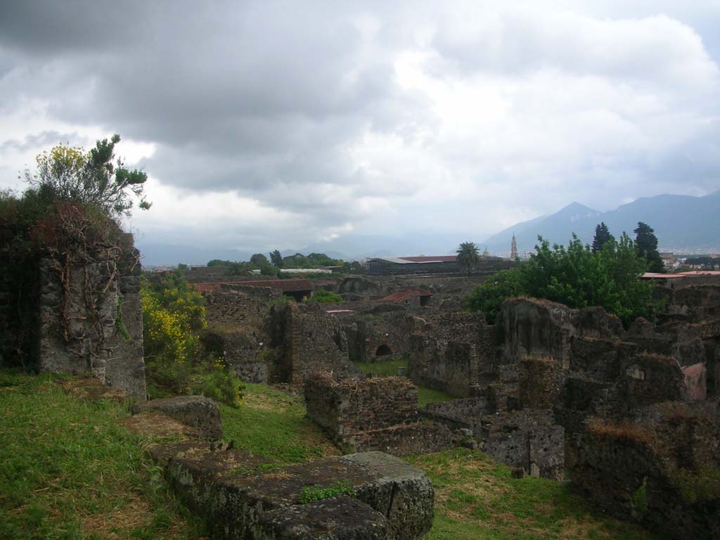Tower XII, Pompeii. May 2010. Looking south-east from top of city wall towards VI.2, Pompeii. Photo courtesy of Ivo van der Graaff.