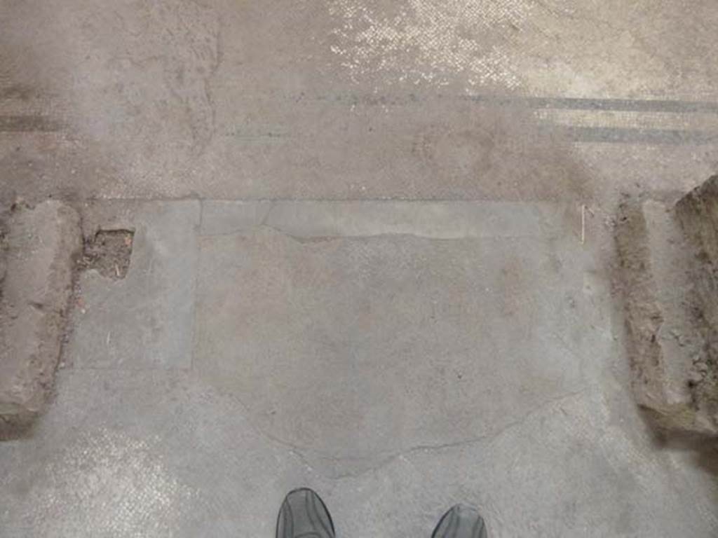 Oplontis, September 2015. Room 90, threshold dividing rooms 90 and 89. The floor of room 89 is at the top of the photo.