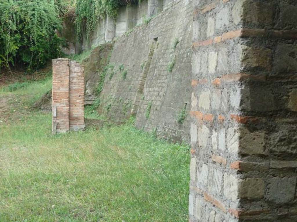 Oplontis Villa of Poppea, September 2015. Room 91 (right) between the two pilasters and the brick wall of the Sarno canal.
Looking south-east from end of room 81.
