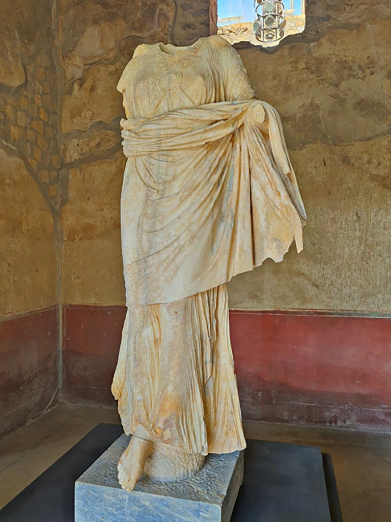 Oplontis Villa of Poppea, October 2023. 
Area 92/96, found in 1983, marble statue of Nike found on the east side of the pool, on display in room 72. 
Photo courtesy of Giuseppe Ciaramella. 
 
