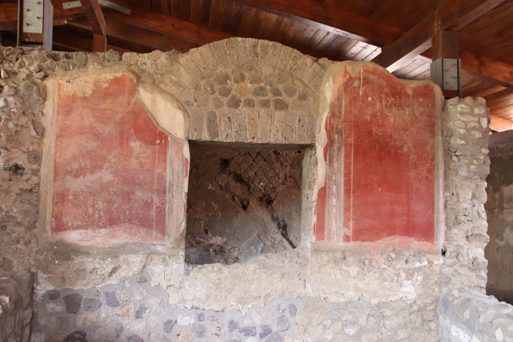 Stabiae, Villa Arianna, September 2021. Room 31, detail of north wall with window into room 29. Photo courtesy of Klaus Heese.