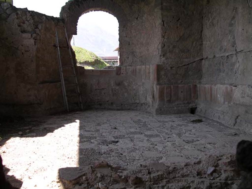 Stabiae, Villa Arianna, April 2005. Room 6, the caldarium on north side of tepidarium. 
Caldarium 6, the room was paved with flakes of marble, and conserved in the walls were the ducts for the passage of hot air necessary for heating the room.   Photo courtesy of Michael Binns

