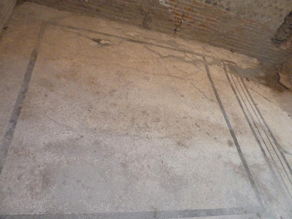 Stabiae, Villa Arianna, September 2015. Room 23, remains of painted decoration on east wall of cubiculum.