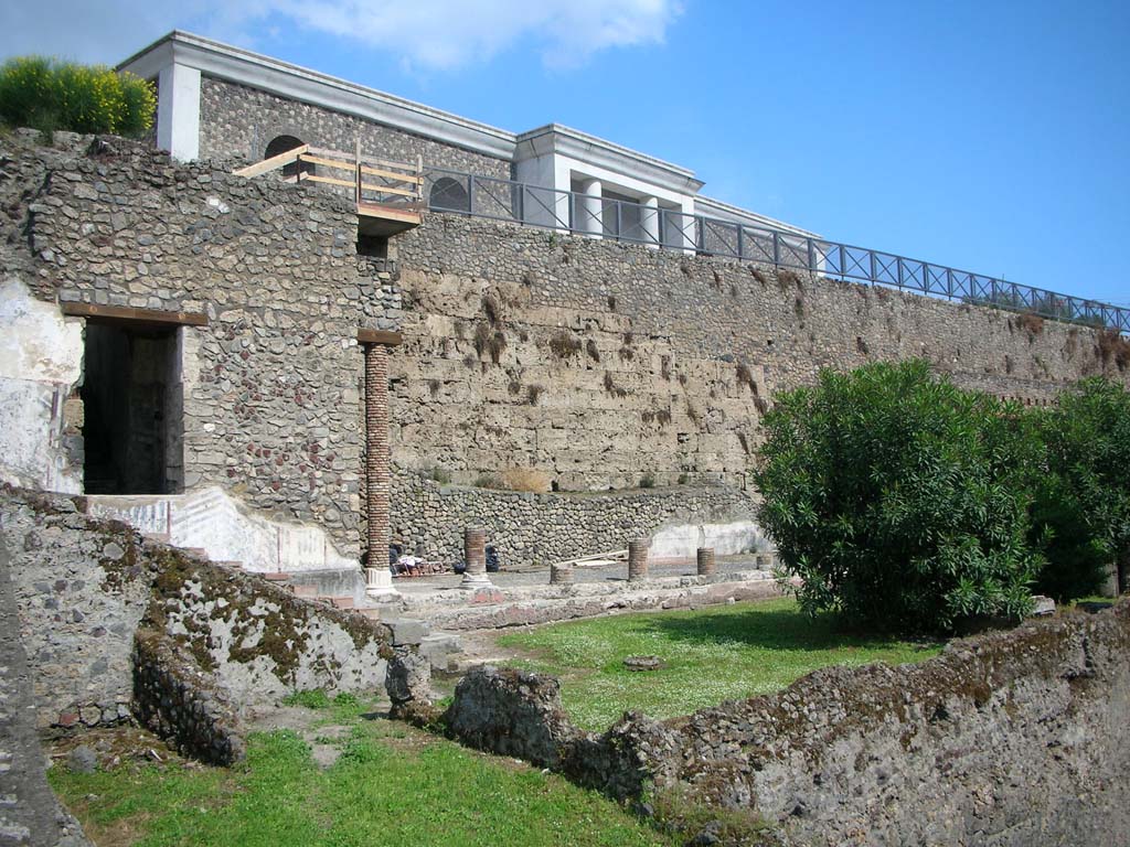VIII.1.a Pompeii. May 2011. 
Looking south-east to remains of the city walls with modern Antiquarium above. Photo courtesy of Ivo van der Graaff.

