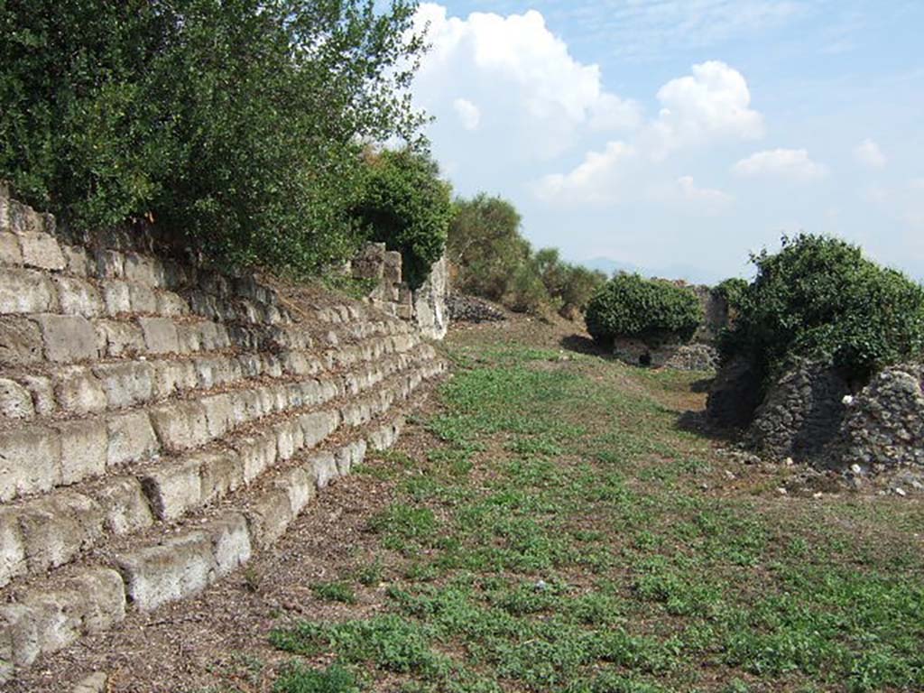 City walls near VI.1.26 behind VI.2, Pompeii. September 2005. Looking east.