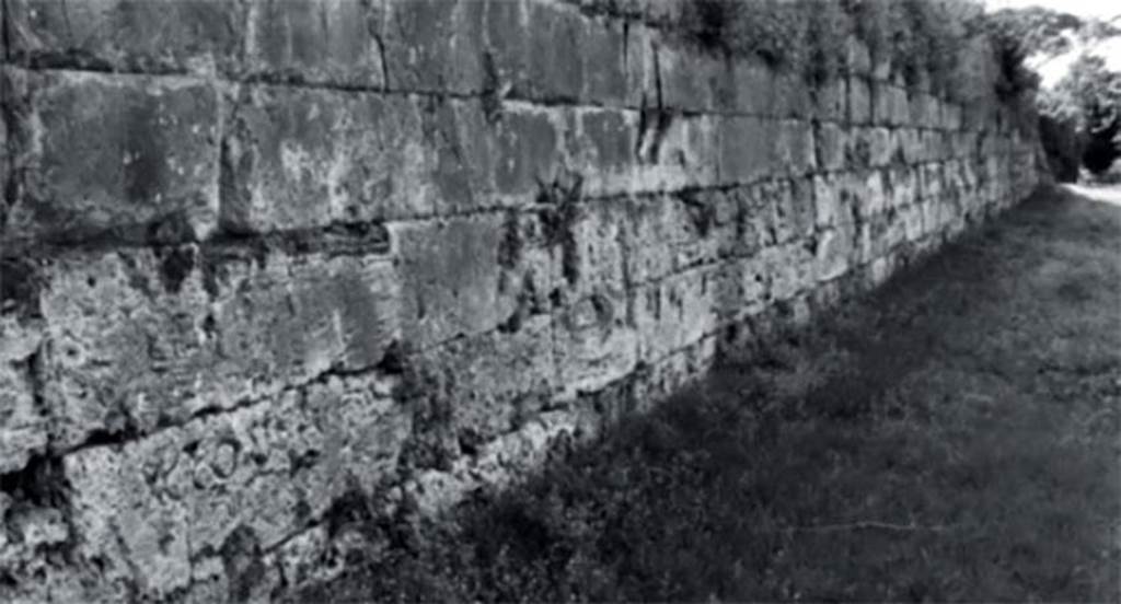Pompeii city walls between Porta Sarno and the Porta Nola. 1993. Section of wall with inscription to Caius Considius (lower left).