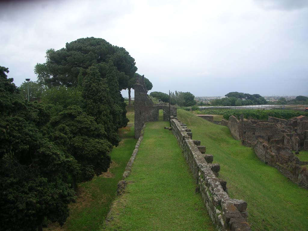 Tower X, Pompeii. May 2010. 
Looking east from Tower along top of city wall towards Tower X. Photo courtesy of Ivo van der Graaff.
