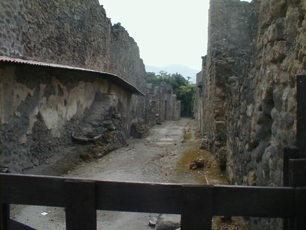 Pompeii Street Altar at I.8.1. September 2004. Street altar on east side of Vicolo dell’Efebo on outside wall of I.8.1. Looking south from junction with Via dell’ Abbondanza between I.8 and I.7.