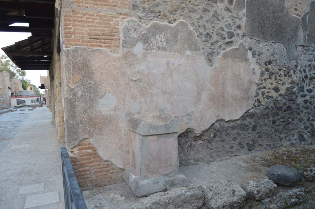 Unnamed vicolo on south side of Via dell’Abbondanza, Pompeii. October 2017.
Looking towards street altar on east side of roadway, at junction with Via dell’Abbondanza, on left. 
Foto Taylor Lauritsen, ERC Grant 681269 DÉCOR.
