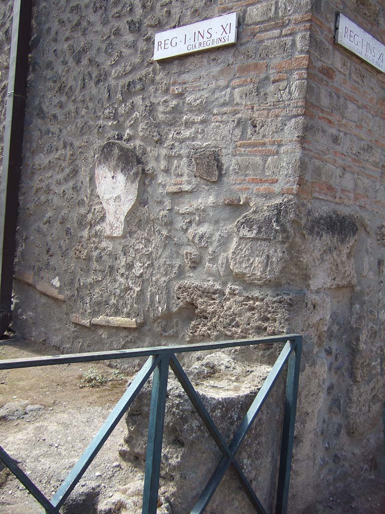 I.11.7 Pompeii. September 2005. Street altar on west side of Vicolo delle Nave Europa.