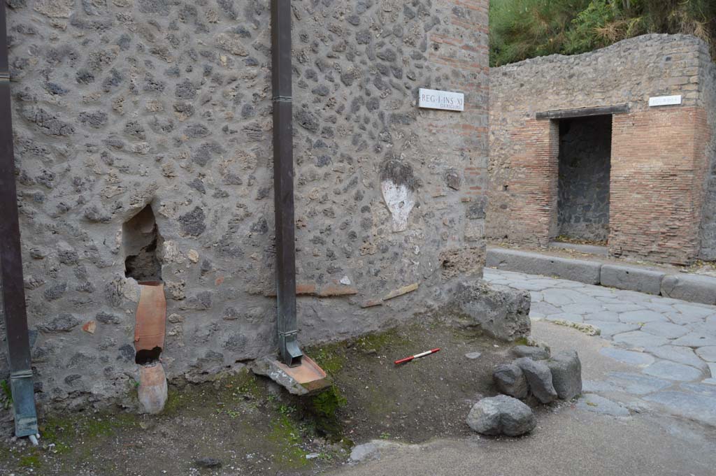 I.11.7 Pompeii. October 2018. Street altar at corner of Vicolo delle Nave Europa and junction with Via dell’Abbondanza, on right.
Foto Taylor Lauritsen, ERC Grant 681269 DÉCOR.

