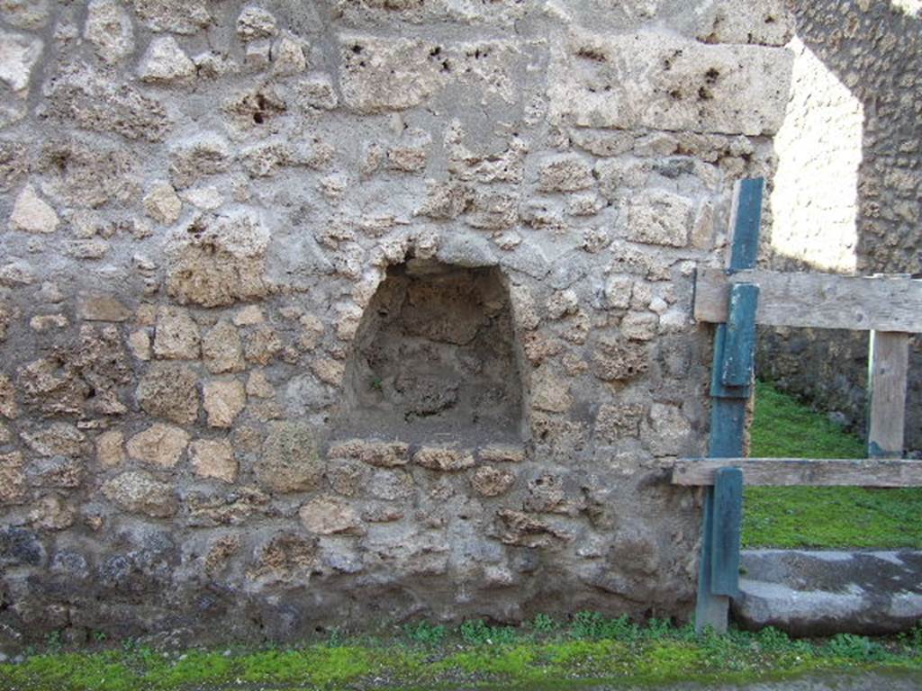 Street altar at I.14.4, niche on exterior wall on south side of entrance doorway. December 2005.