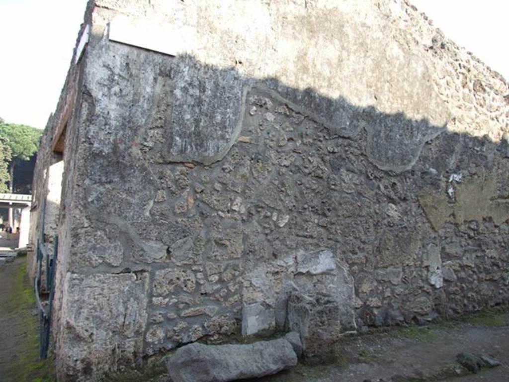 Pompeii. December 2005. Street Altar against side wall of I.14.8 on Vicolo dei Fuggiaschi.