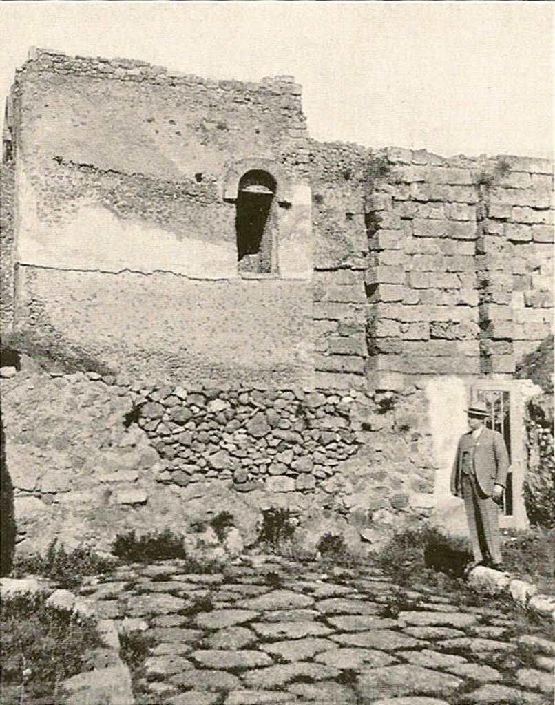 Pompeii. Street Altar at the north end of the Via di Mercurio. Late 1920s.
