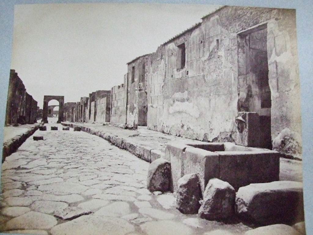 VI.10 Pompeii.Via di Mercurio, looking south.            Fountain VI.8.24
Old undated photograph courtesy of the Society of Antiquaries, Fox Collection.
According to Eschebach, this fountain was situated in front of a painted street shrine showing the sacrifice of a bull victim.See Eschebach, L., 1993. Gebäudeverzeichnis und Stadtplan der antiken Stadt Pompeji. Köln: Böhlau. (p.188)

