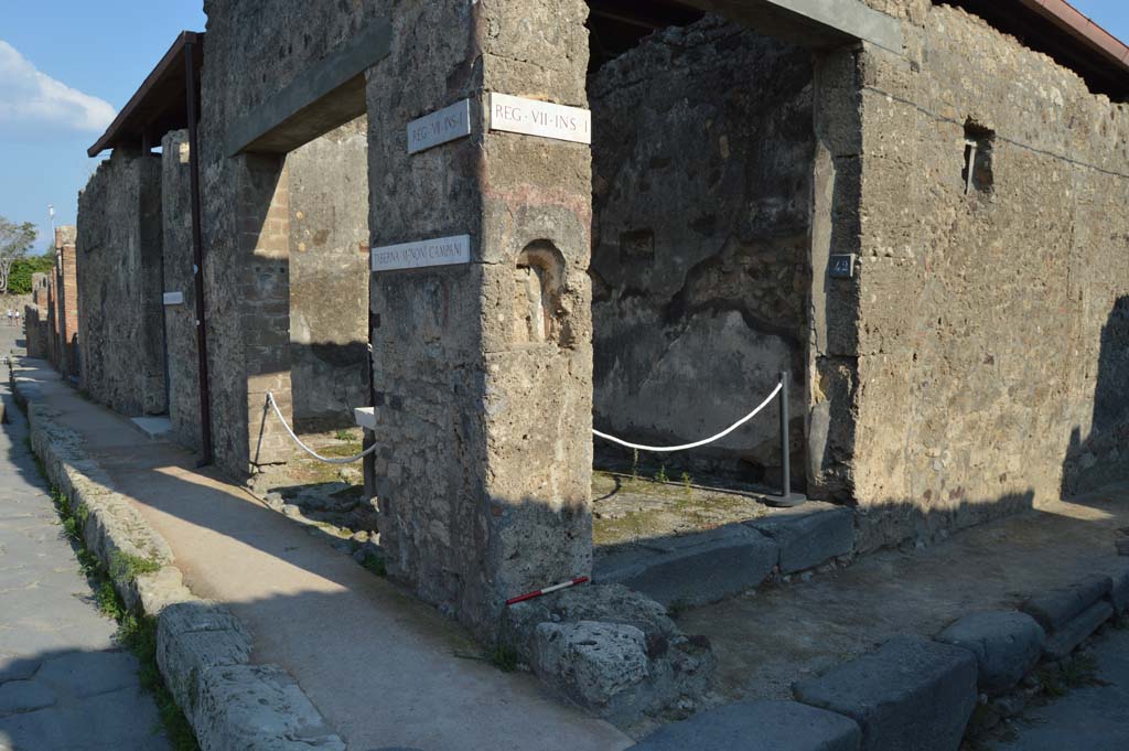 VII.1.42, Pompeii, on right. October 2018. 
Looking south-east towards street altar and niche in pilaster at junction between Via degli Augustali, on left, and Vicolo del Lupanare, on right.
Foto Taylor Lauritsen, ERC Grant 681269 DÉCOR.
