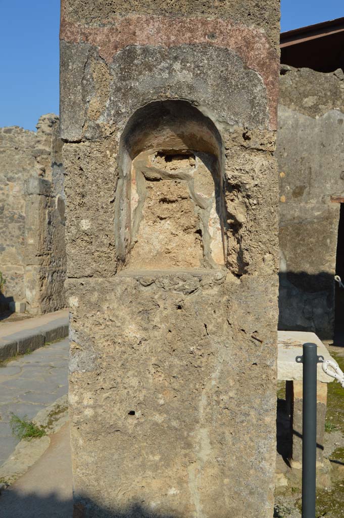 Street altar at VII.1.42 Pompeii. October 2018. Looking east with detail of niche.
Foto Taylor Lauritsen, ERC Grant 681269 DÉCOR.
