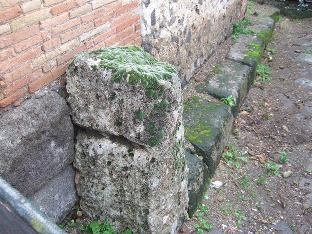 Street altar at VII.3.33, Pompeii. December 2005. West side of street altar on north side of Vicolo del Panettiere.