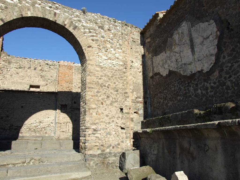 VII.8.1 Pompeii. South side of the rear wall of arch showing niche altar in right-hand corner.