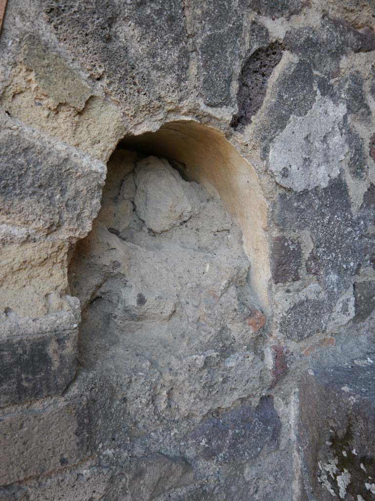 VII.8.01 Pompeii. September 2018. Niche in south rear wall of arch, in north-west corner of Forum.
Foto Anne Kleineberg, ERC Grant 681269 DÉCOR.
