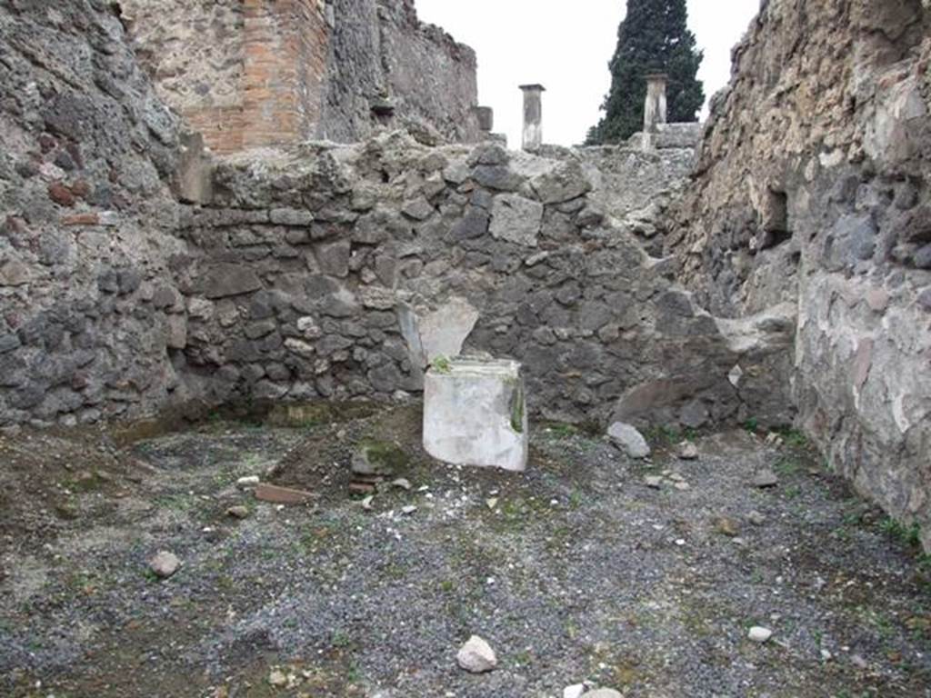 VIII.4.24 Pompeii.  Street altar.  December 2007.  West wall and altar.