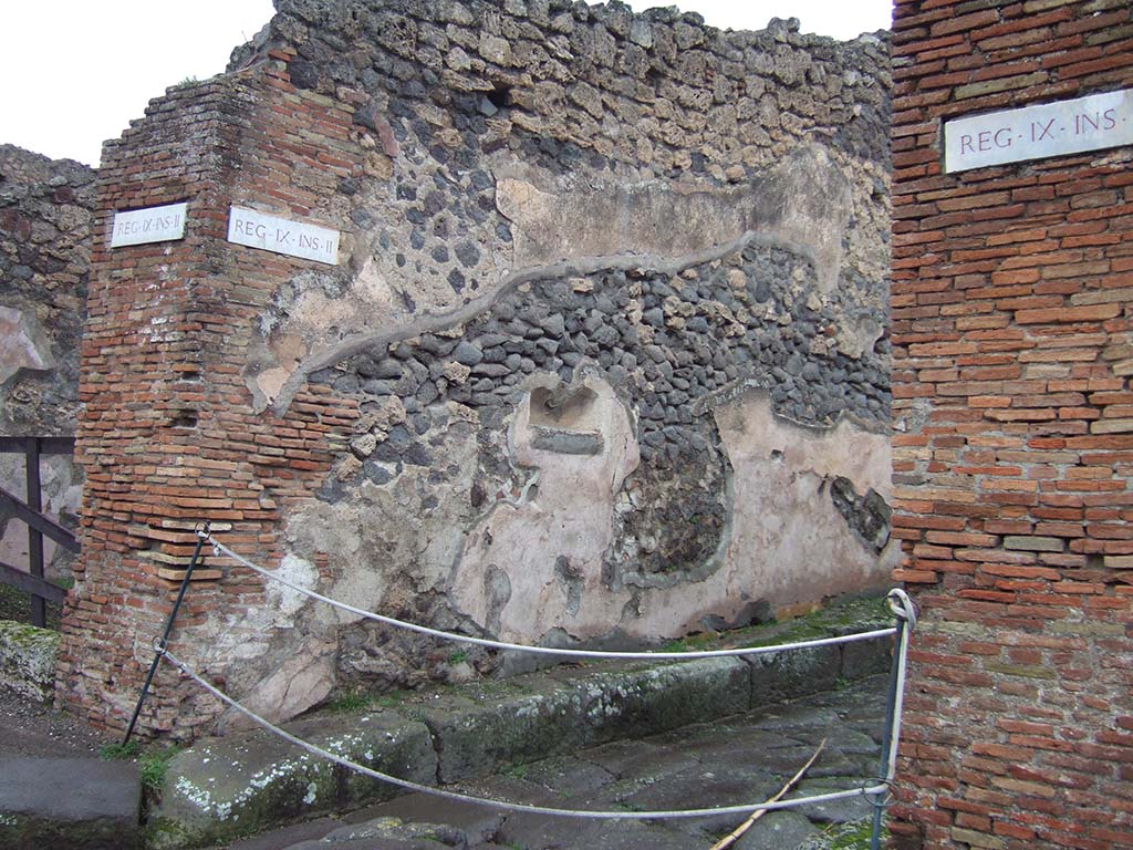 Street shrine at IX.2.12, on north wall of Vicolo di Balbo between IX.2 and IX.1. December 2005.