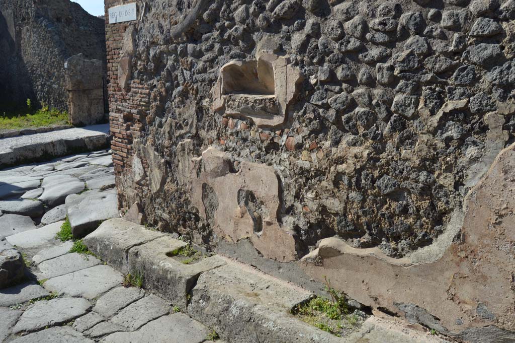Street shrine at IX.2.12, Pompeii. March 2019. Looking west on Vicolo di Balbo, towards north-west corner and junction with Via Stabiana.
Foto Taylor Lauritsen, ERC Grant 681269 DÉCOR.

