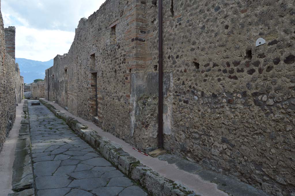 IX.2.19 Pompeii. October 2018. Location of street painting or shrine, looking south along west wall on Vicolo di Tesmo.
Foto Taylor Lauritsen, ERC Grant 681269 DÉCOR.
