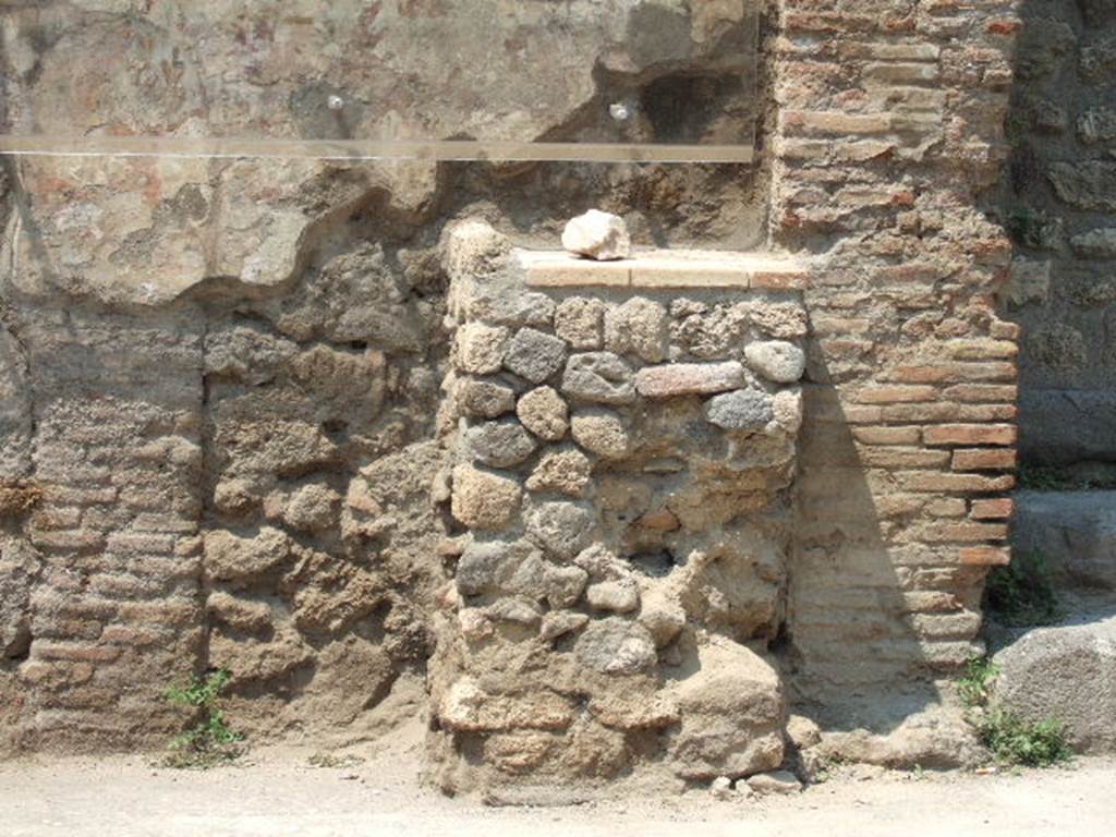 Pompeii street altar outside IX.11.1.  May 2006.