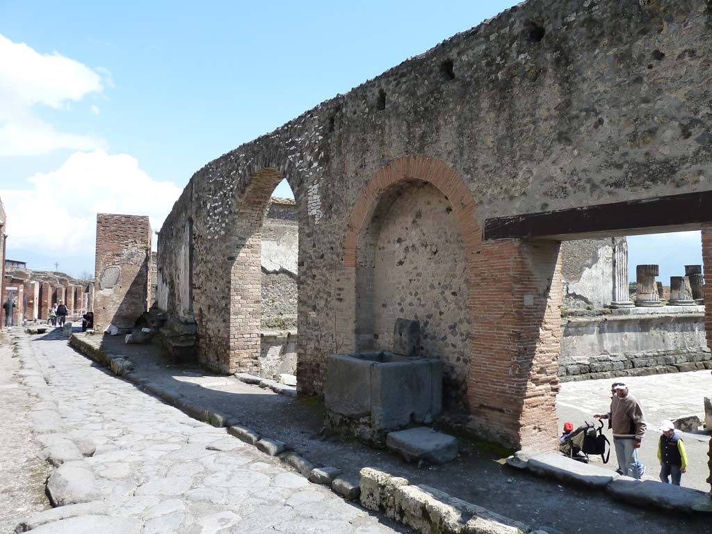 Arched entrance in north-west corner of Forum. May 2010. Looking west on Vicolo dei Soprastanti.