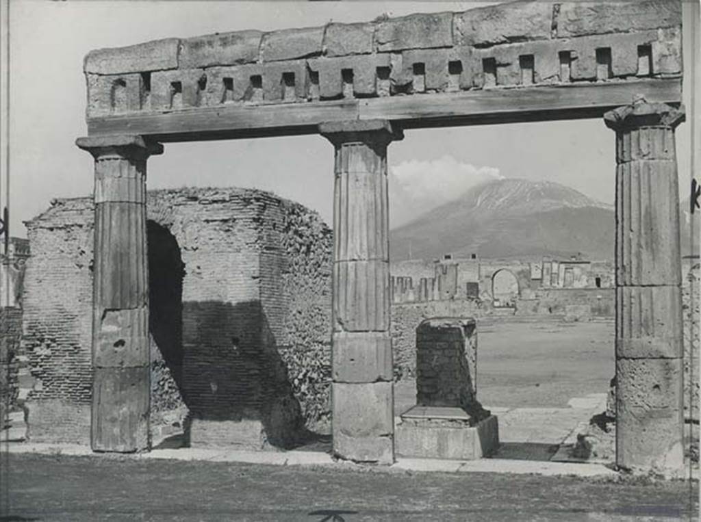 Arched monument at south end of Forum. 7th November 1948. South side, looking north through the colonnade of Popidius. Photo courtesy of Rick Bauer.