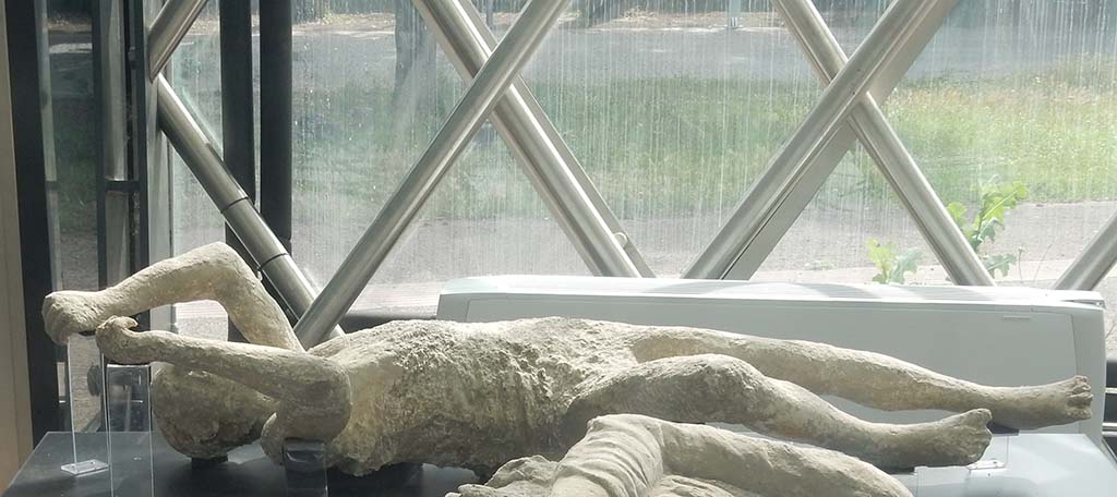 Pompeii Stabian Gate. September 2015. Plaster cast of supine man, victim number 14. 
Exhibit from the Summer 2015 exhibition in the amphitheatre.
