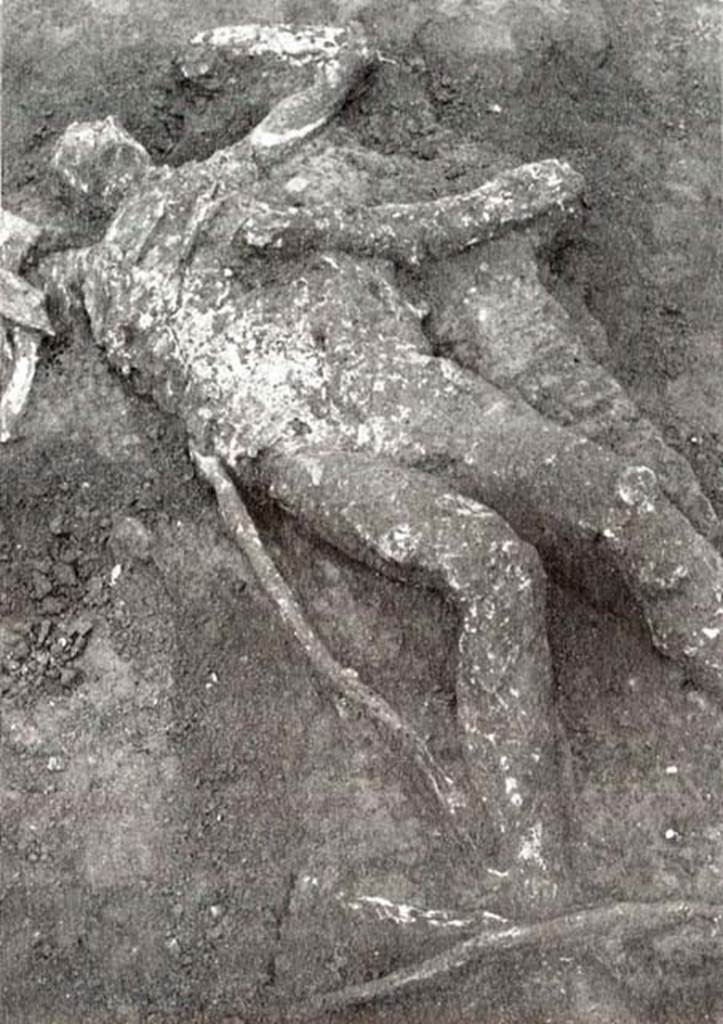 Cast of victim [no. 7?] found outside Porta Nola near tomb of Obellius Firmus.
See De Caro S., 1979. Scavi nell’area fuori Porta Nola a Pompei: Cronache Pompeiane V, (fig. 25).
