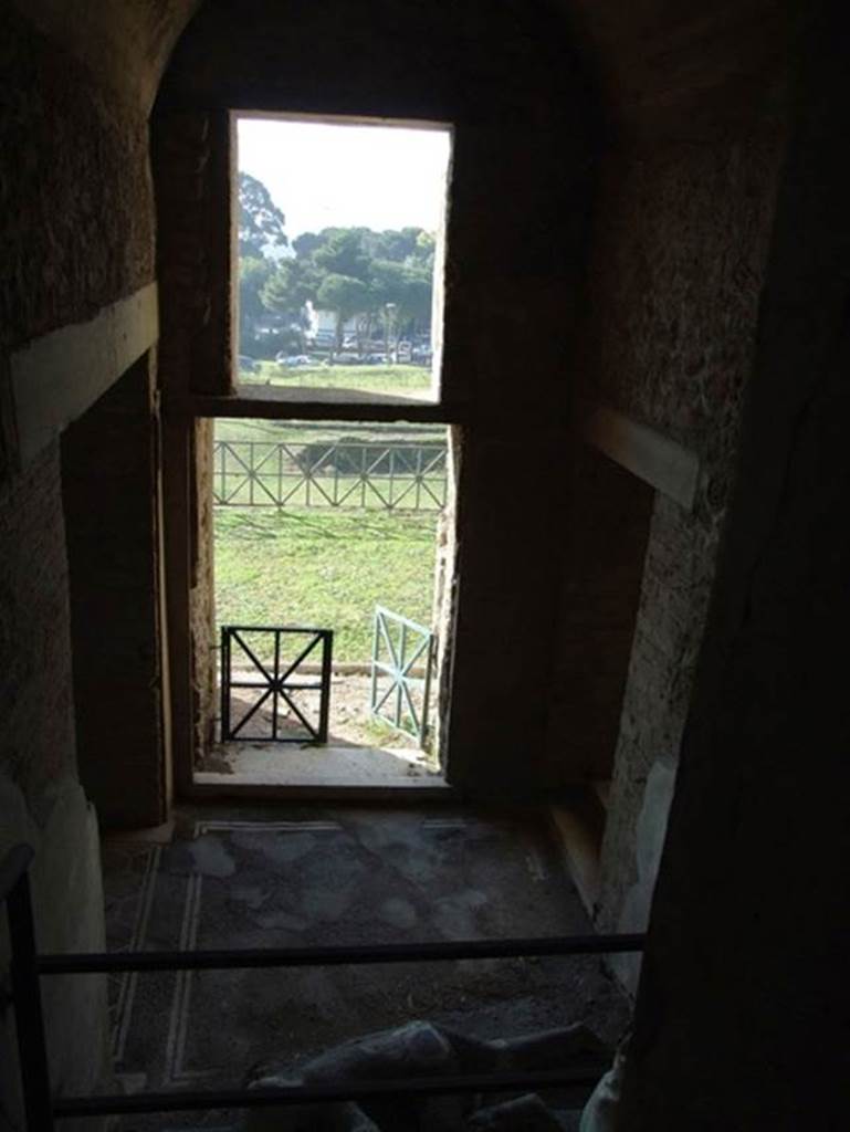 VII.16.17-22 Pompeii. December 2007. Looking out from staircase, onto a garden area. 
A plaster cast of a victim is still at the foot of the stairs.
