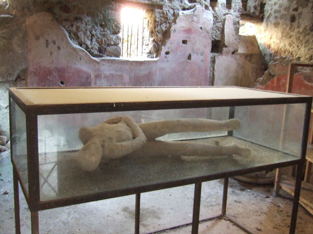Villa of Mysteries, Pompeii. May 2015. First Victim. Detail of legs of body-cast. Photo courtesy of Buzz Ferebee.