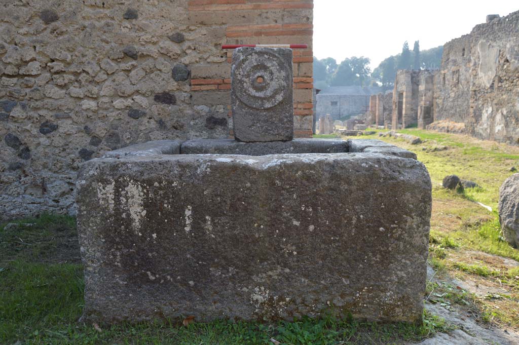 Fountain at 1.5.2, Pompeii. October 2017. East front side of fountain.
Foto Taylor Lauritsen, ERC Grant 681269 DÉCOR.
