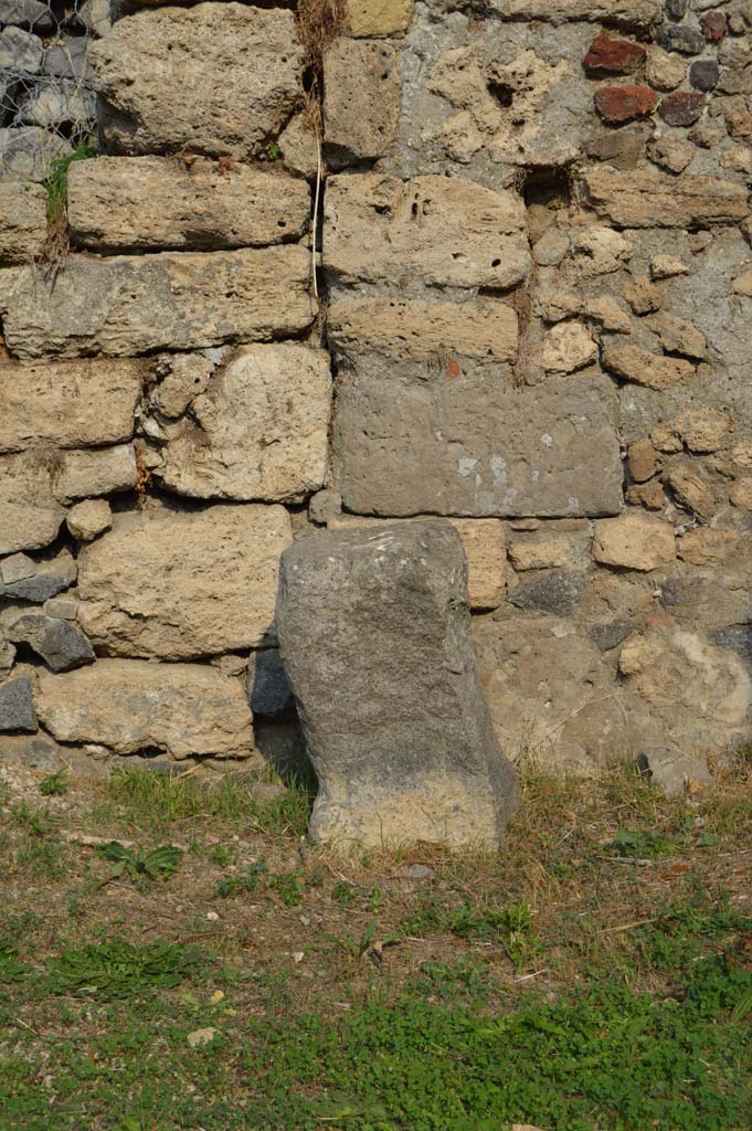 Fountain at 1.5.2, Pompeii. October 2017. Stone in road on east side of Vicolo del Citarista opposite the fountain.
Foto Taylor Lauritsen, ERC Grant 681269 DÉCOR.


