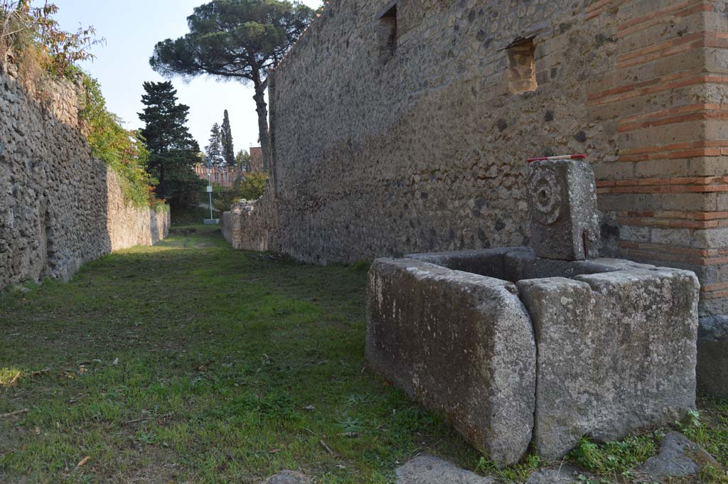 Fountain at 1.5.2, Pompeii. October 2017. Fountain looking south on Vicolo del Citarista.
Foto Taylor Lauritsen, ERC Grant 681269 DÉCOR.
