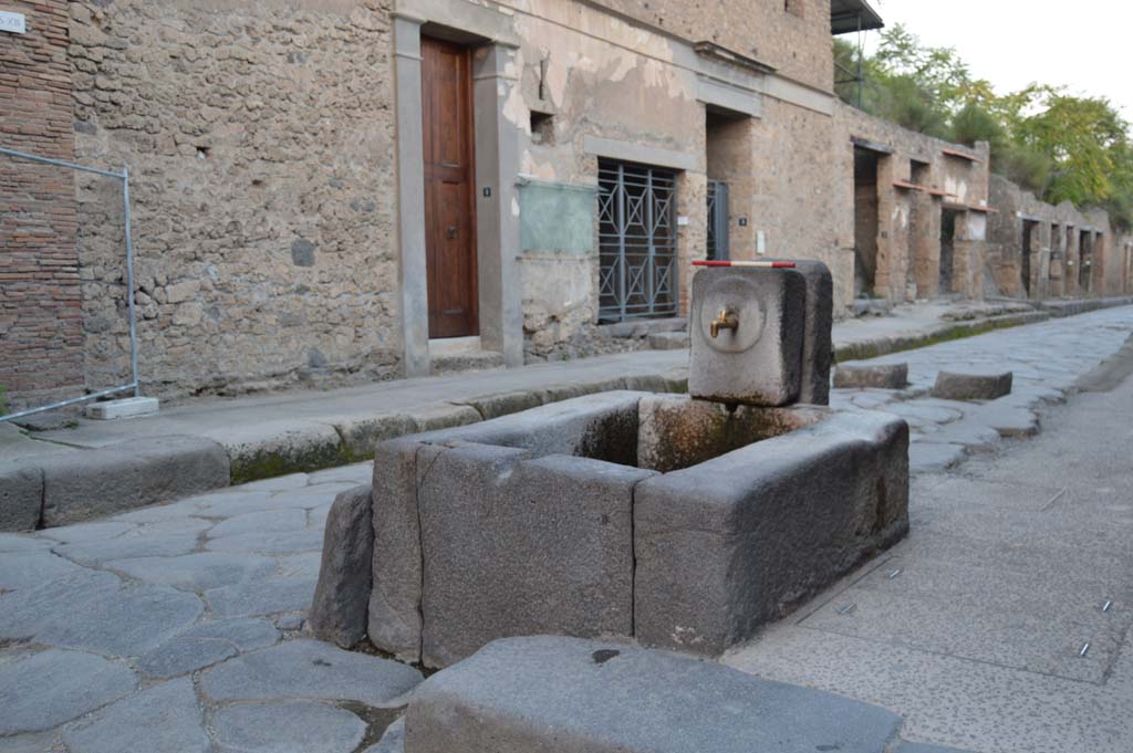 Fountain outside I.9.1 on Via dell’ Abbondanza. October 2018. West and south sides of fountain.
Foto Taylor Lauritsen, ERC Grant 681269 DÉCOR.


