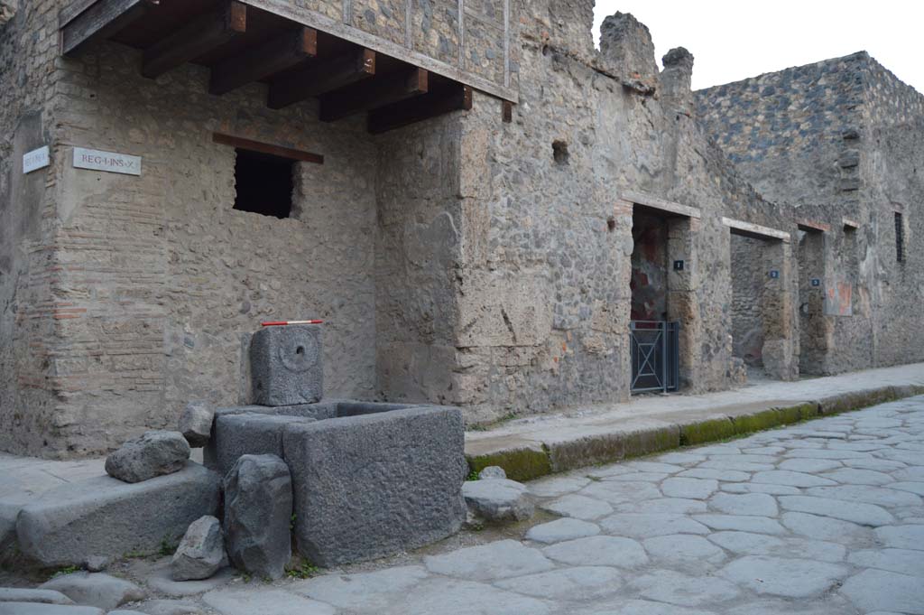Fountain at I.10.1 Pompeii. October 2017. East and North sides of the fountain.
Foto Taylor Lauritsen, ERC Grant 681269 DÉCOR.
